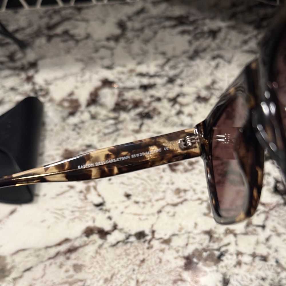 Diff Eyewear Easton Tortoise Frame Sunglasses Wit… - image 4